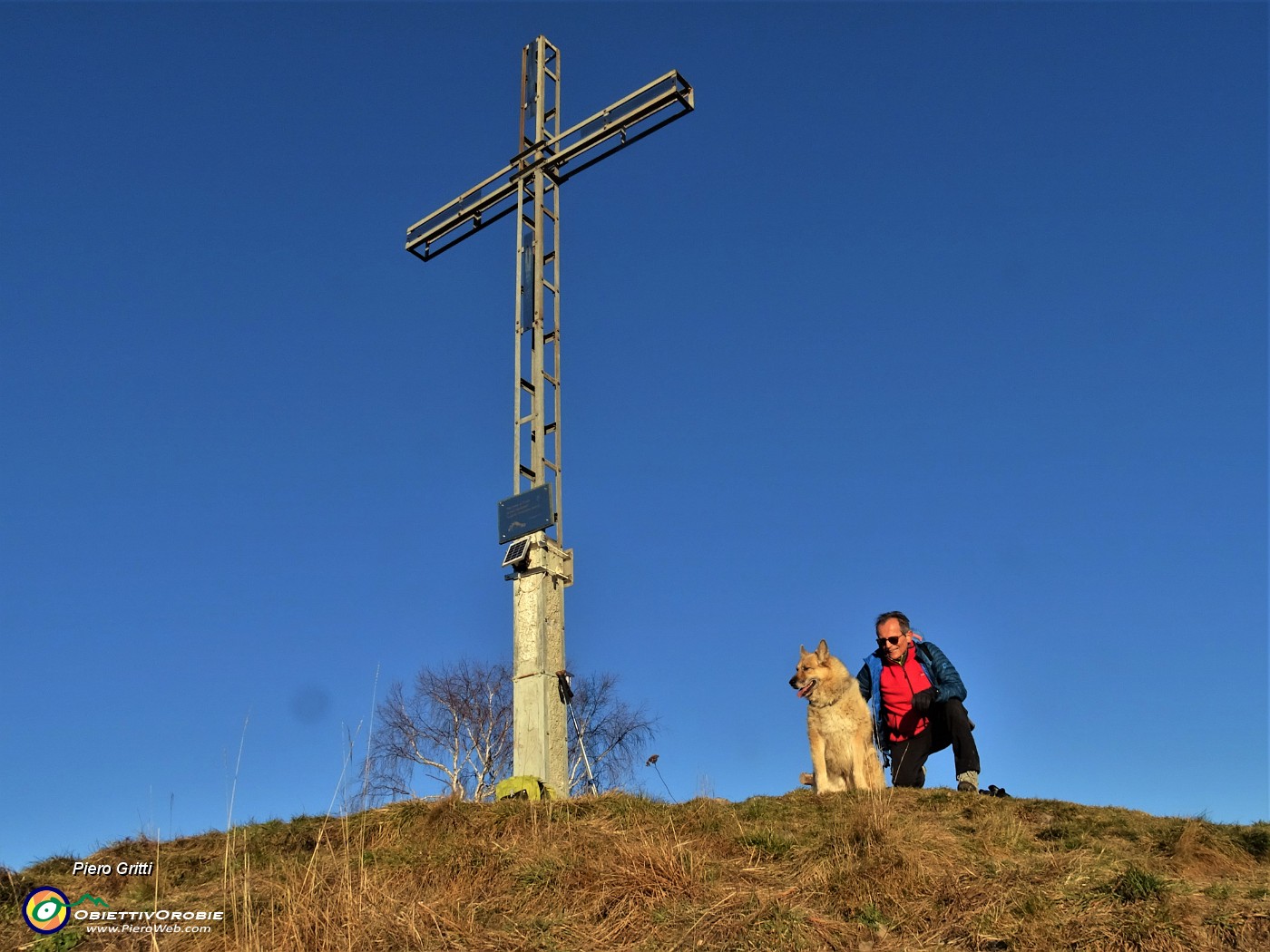 52 Alla croce di vetta del Monte Gioco (1366 m ).JPG